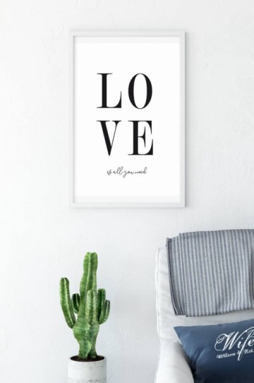 Love is all you need frame hangend