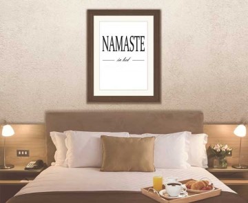 Namaste in bed hangend boven bed