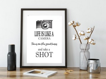 Zwart wit poster met tekst life is like a camera
